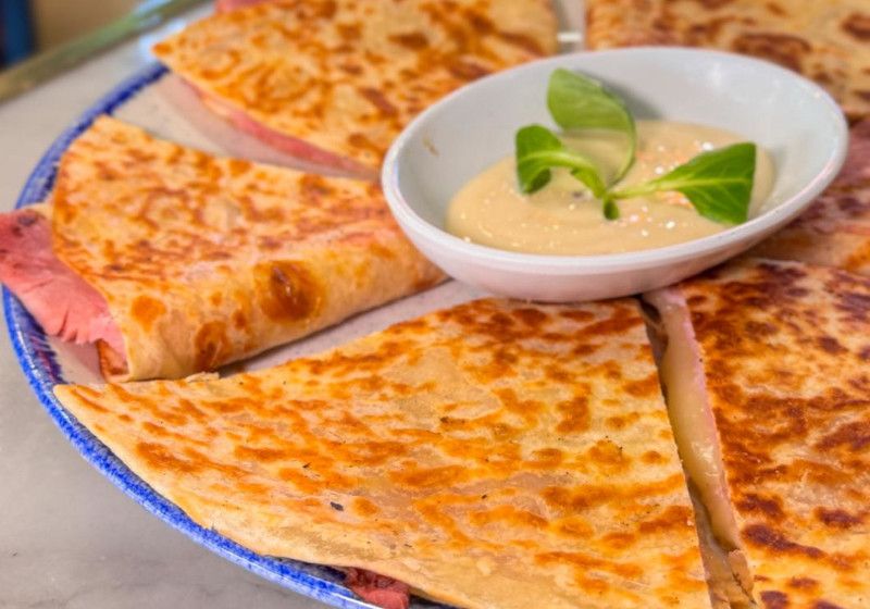 Plato de la carta de Anahuac. Quesadillas de jamón york y queso.