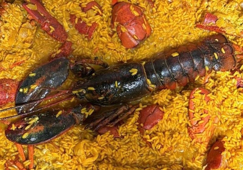Plato de menú fin de semana. Paella con Bogavante.